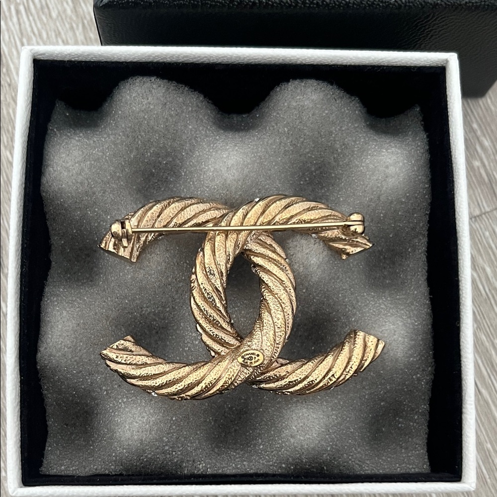 CHANEL Twisted Gold and Silver Brooch - Picture 3 of 4